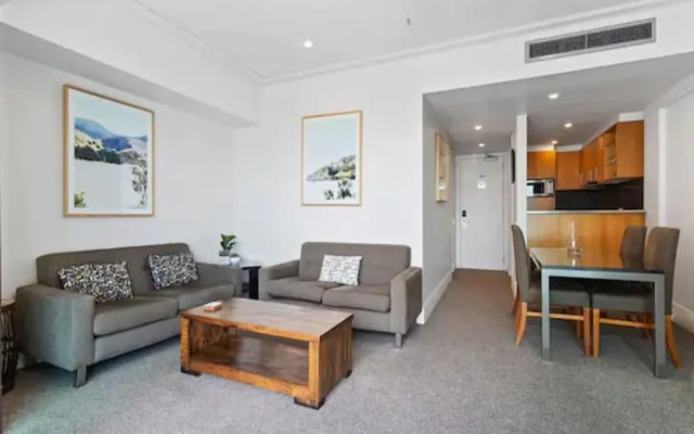 Spacious Apartment On Akl Viaduct With Balcony!