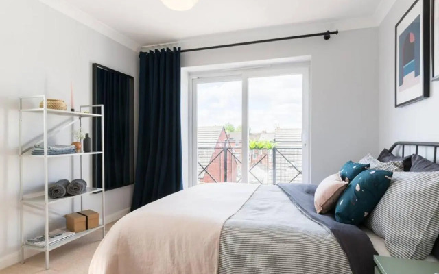 Stylish 2 Bed Flat Near Station, Parking, Sleeps 6