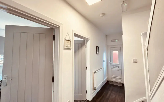 4 Bedroom House, 2 Bathroom-derby-close To Rolls Royce