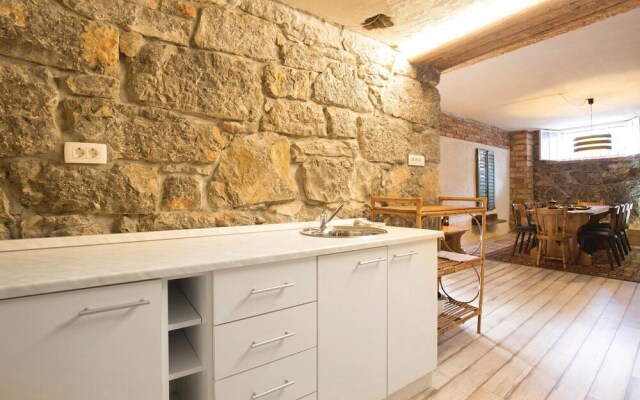 Amazing Home in Icici With Wifi and 5 Bedrooms