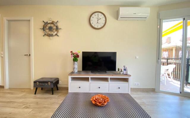 Modern 1 Bedroom Seaside Apartment with Pool
