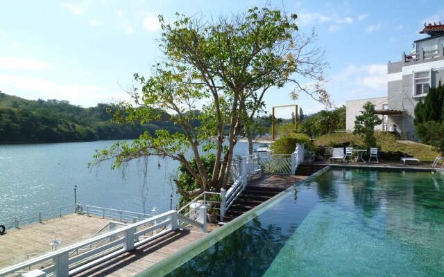 Young Lake Resort