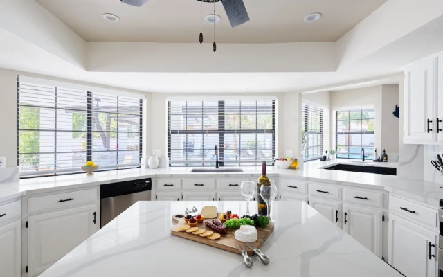 Luxe-paradise Palace-pool-spa-guest House & More!