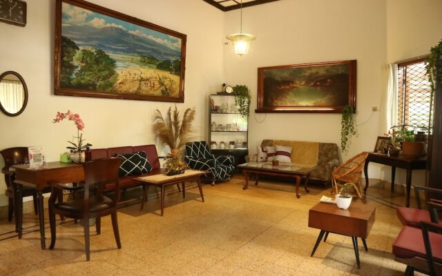 Semeru Hostel Malang - Adults Only