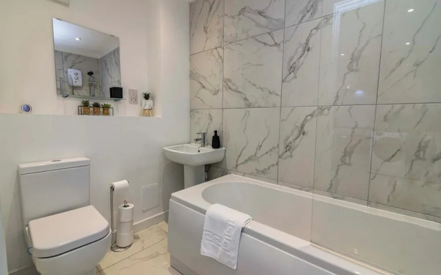 4br-sleeps8-privategarden-freeparking