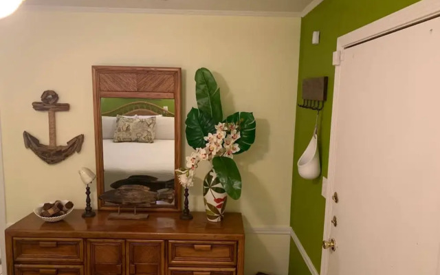 2521 ALOHA King Bed with Sleeper Sofa
