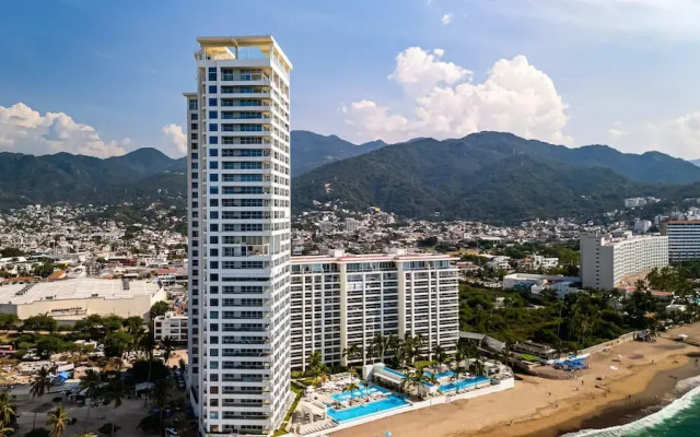 Oceanfront 1BR With Balcony - Sea View Pools