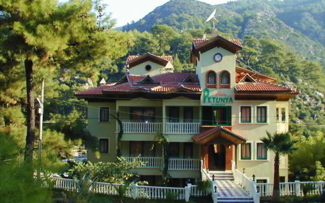 Club Petunya Apartments