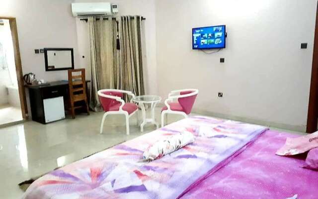 Nue-Crest Hotels And Suites
