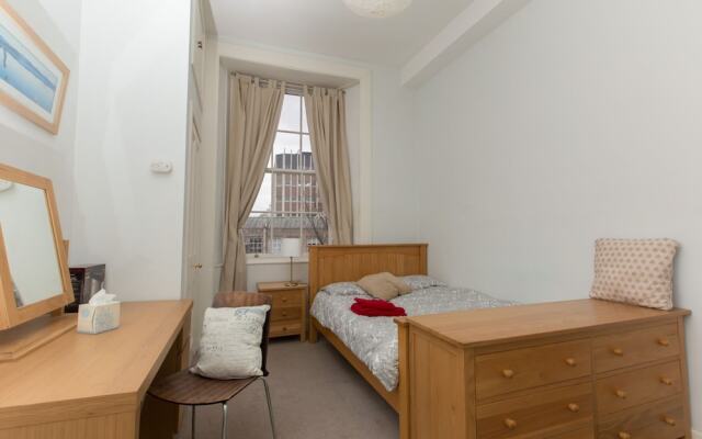Spacious, Bright 5-br Flat for 10 in Edinburgh
