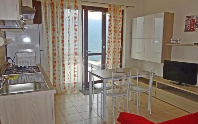 La Quiete 29 Lake view Apartment by Gardadomusmea