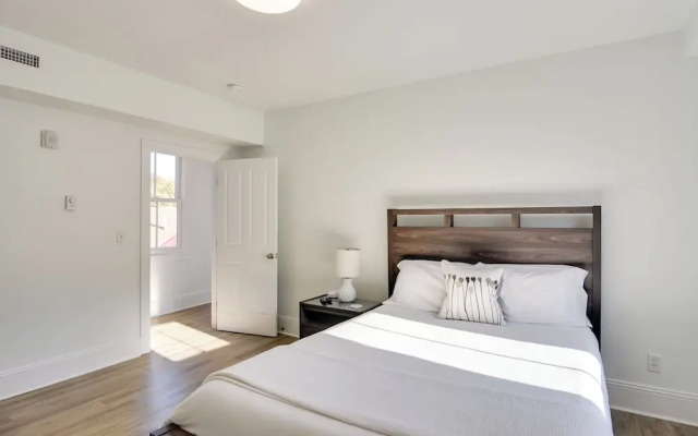 Walk to Bowen's Wharf: Condo in Dtwn Newport
