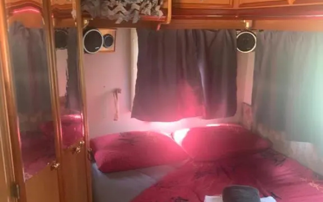 Camping car fixe dans la campagne