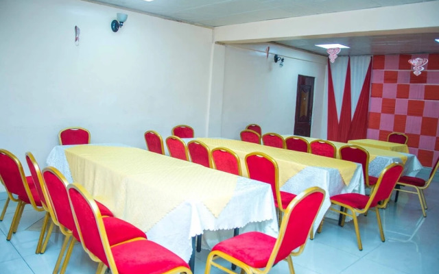 Royal Crest Hotel & Suites