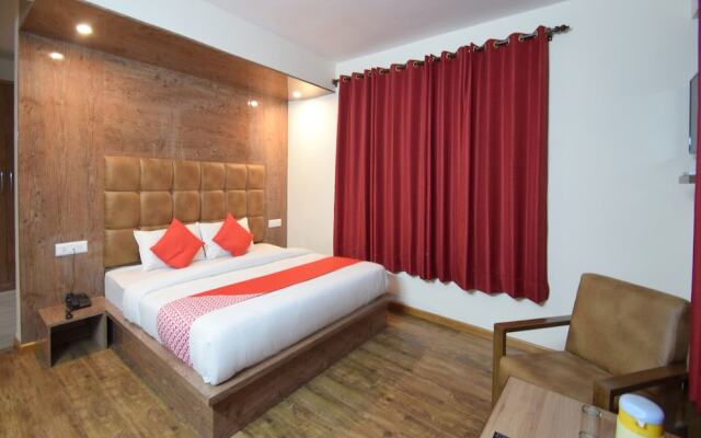 OYO 11552 Hotel Rising Star