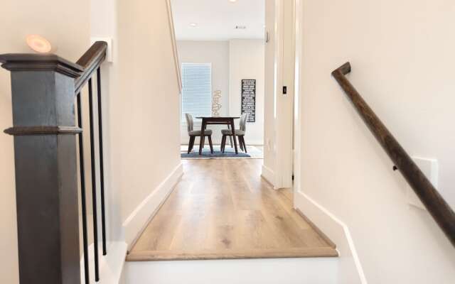 Northside Retreat Chic 3 Bdr, Pet Friendly!