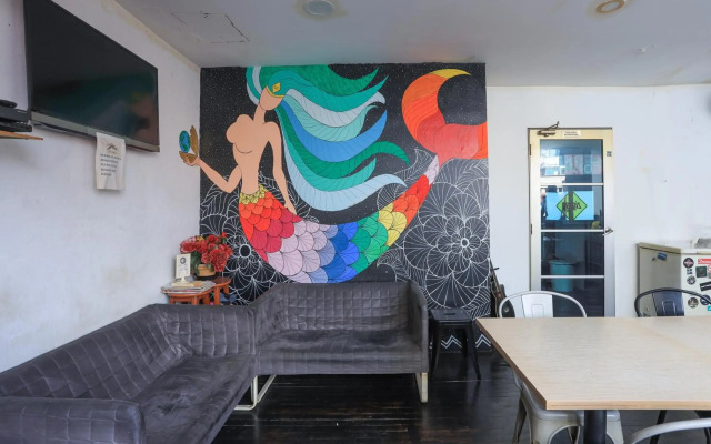 SPOT ON 90236 Zigzag Travellers Home - Hostel