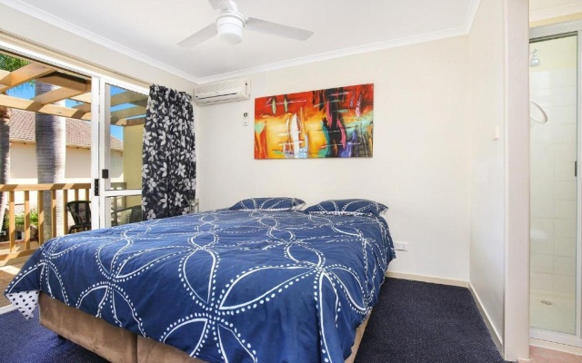 Resort Style - The Oasis Resort Villa 7, 2 Landsborough Pde – Guest Rooms – Golden Beach