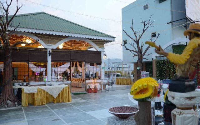 OYO 5332 Hotel Parnil Palace 1