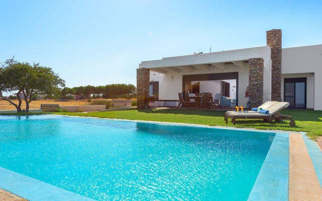 Cristelia Luxury Sea Front & Pool Villa