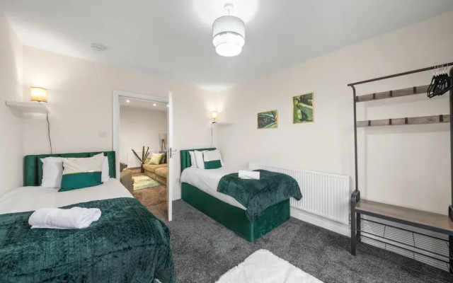 Large 5 Bedroom-free Parking-great Transport Links
