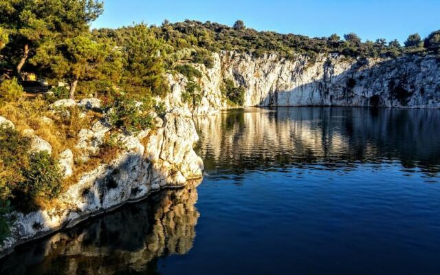 Seafront apt With Balcony, sea View and Mooring