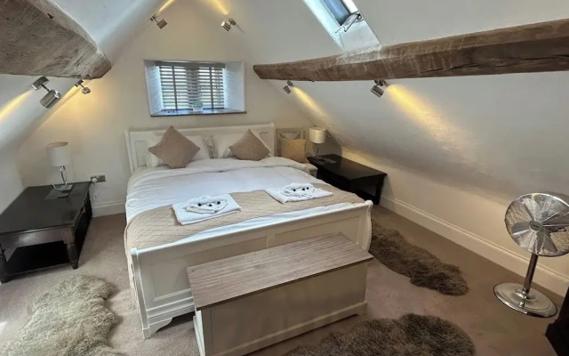 Farmhouse - Sleeps 6 - Near Alton Towers - Parking