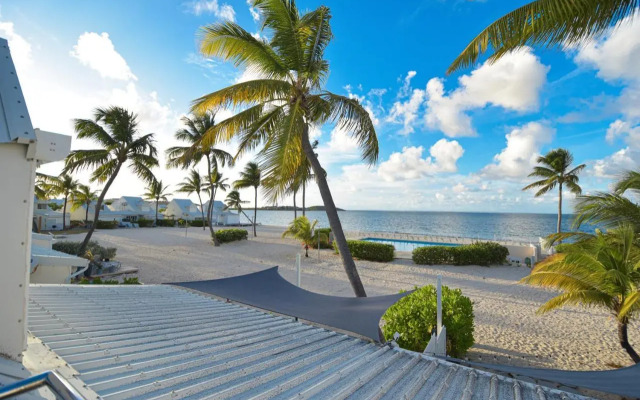 Deja Blue - Comfortable Beachfront condo