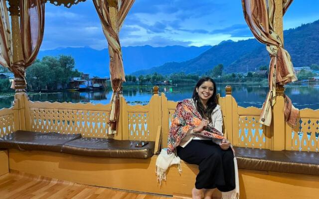 Houseboat Rajas Palace