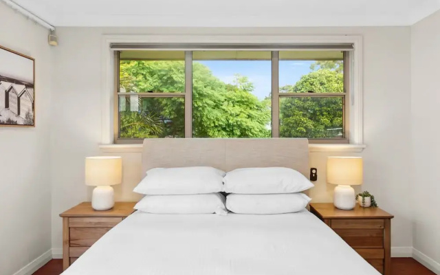 Modern 3-bed With Pool & Water Views by Beach