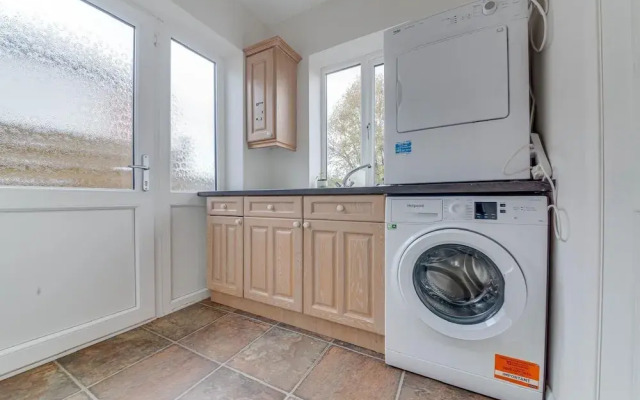 3BR Detached Bungalow w/Parking
