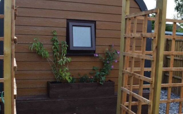 Impeccable1 Double Bed Cabin In Poole With Hot Tub