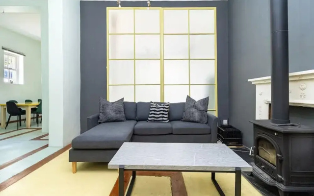 Funky Pet Friendly, 2-bedroom Escape, Bo-kaap