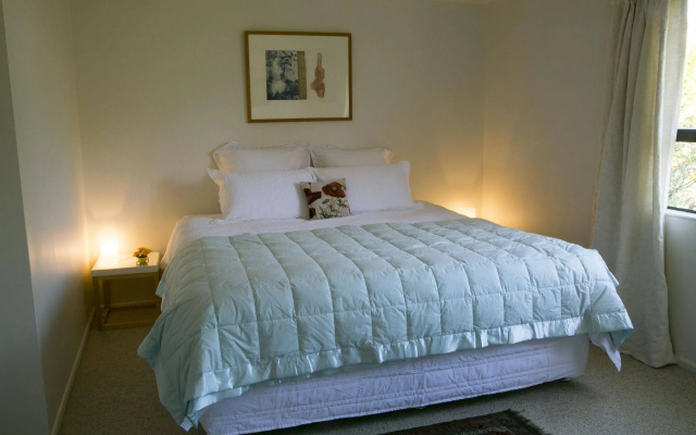 Plum Tree House and Quince Cottage – Guest Rooms – Mapua
