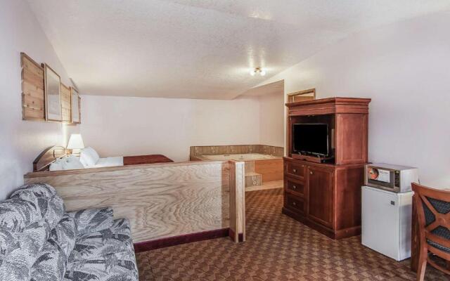 Econo Lodge Inn & Suites Madras