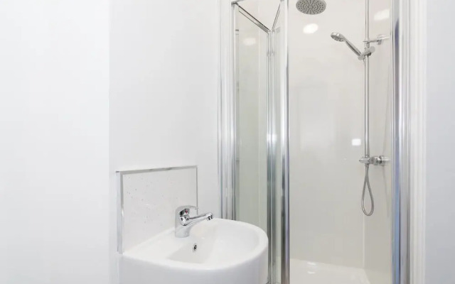 6 Bed House near Manchester