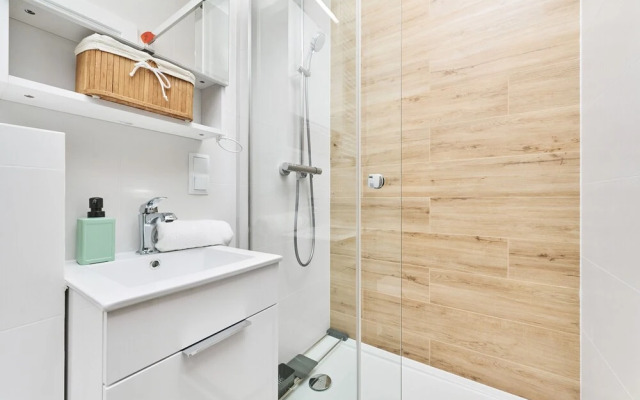 Studio Wrocław Fabryczna by Renters