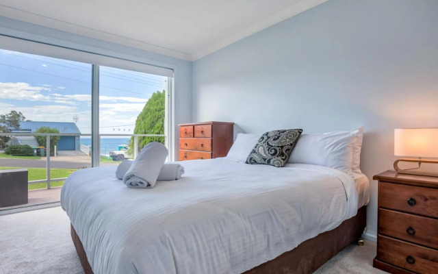 KITESURFER Gerroa 4pm checkout on Sundays