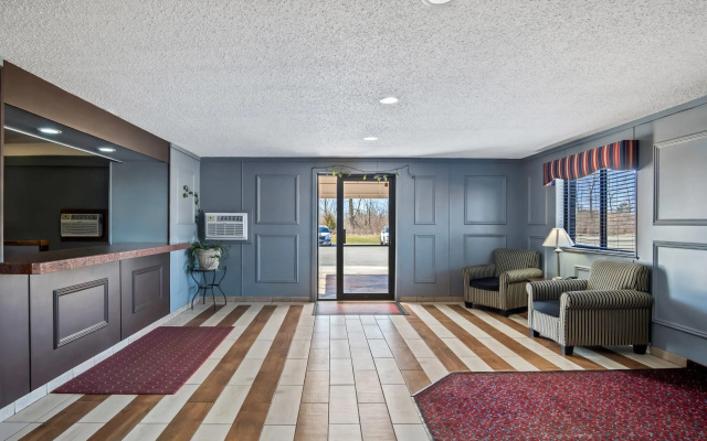 Econo Lodge Inn & Suites Auburn