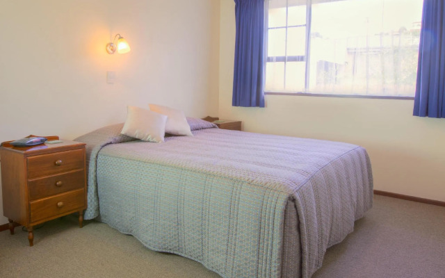 AAA Thames Court Motel