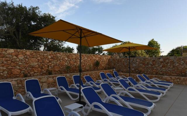 Wileg 4A Luxury Studio Apartment with Shared Swimming Pool.