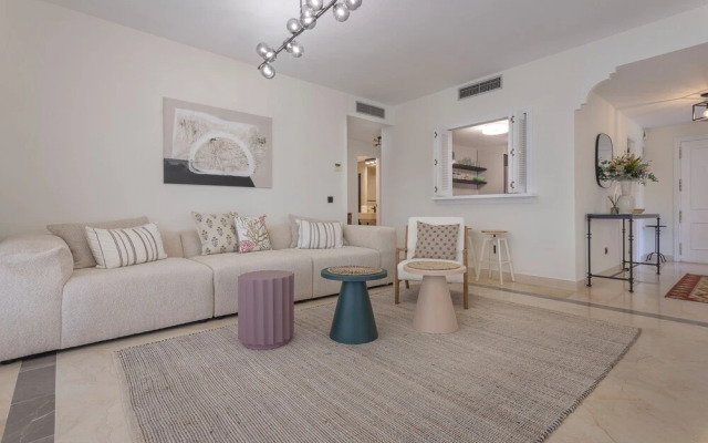 3 Bedroom, 3 Bathroom Beachside Apartment