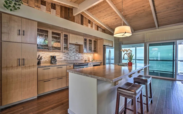 Oceanfront Kona Home w/ Beach Access & Views!