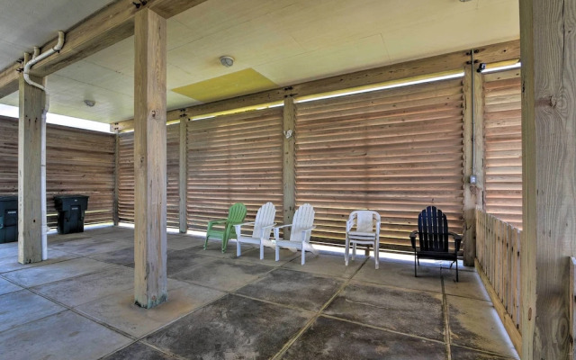 Beachfront Getaway w/ Deck & Views in Galveston