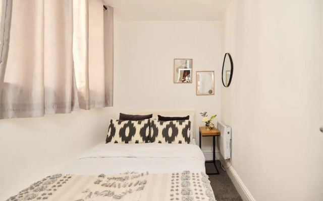 The Streatham Crib - Bright 2bdr Flat