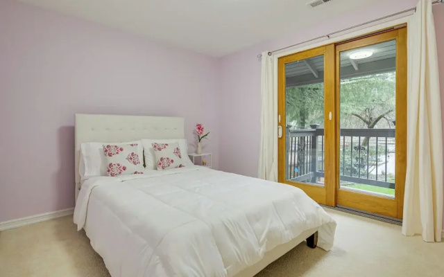 Lake-view Woodinville Retreat w/ Hot Tub + Theater