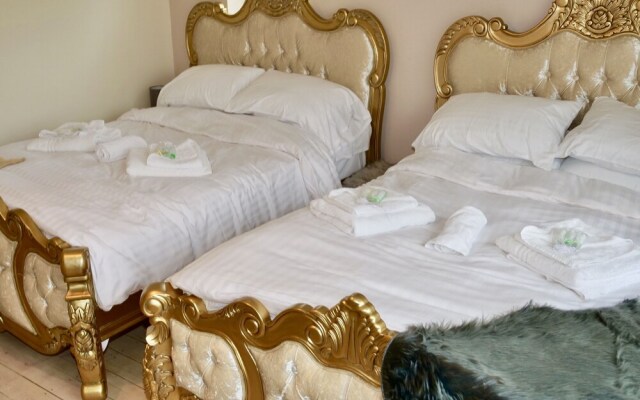 Deluxe 4/5 Bed Hot Tub Cinema Room 15