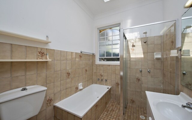 Longboard, 11 Boulder Bay Road