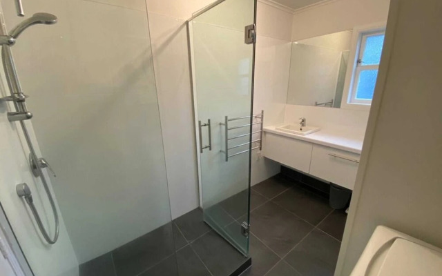 Lovely 2 Bedroom Apartment in Quiet Parnell