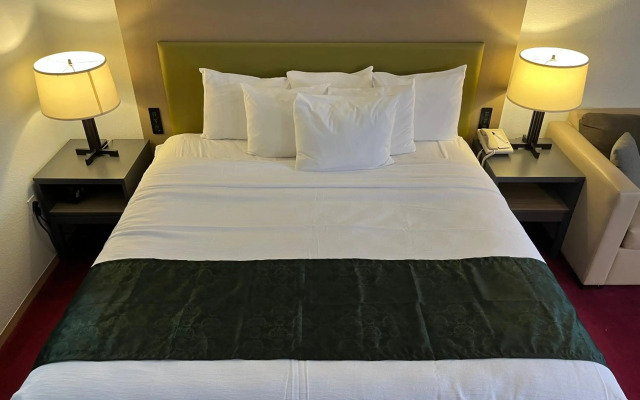 Pictured Rocks Inn & Suites